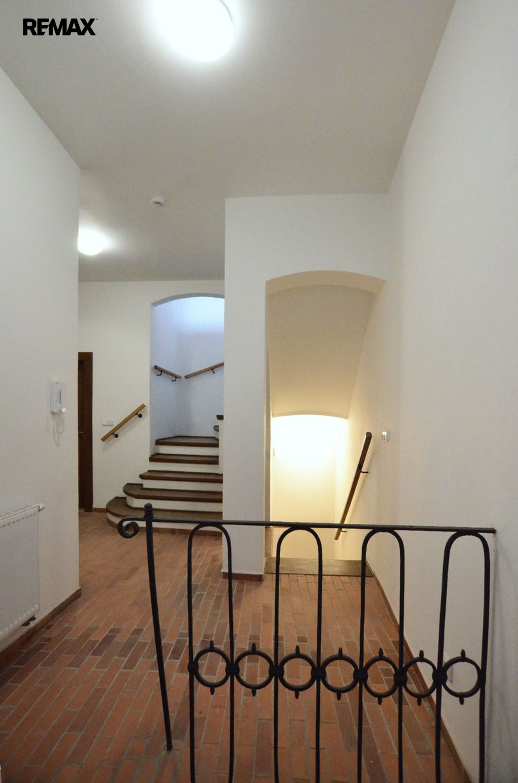 hala se schodištěm