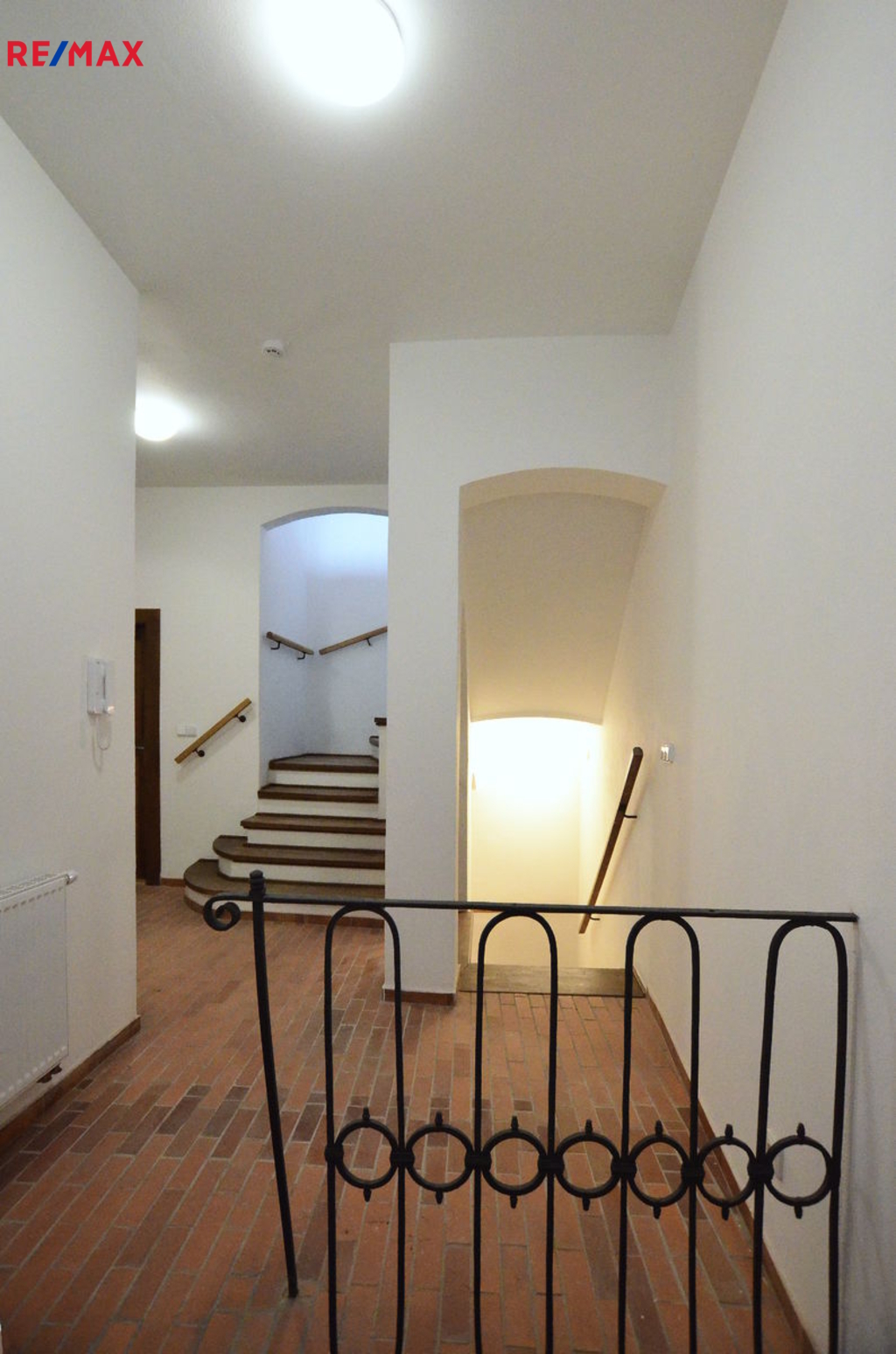 hala se schodištěm