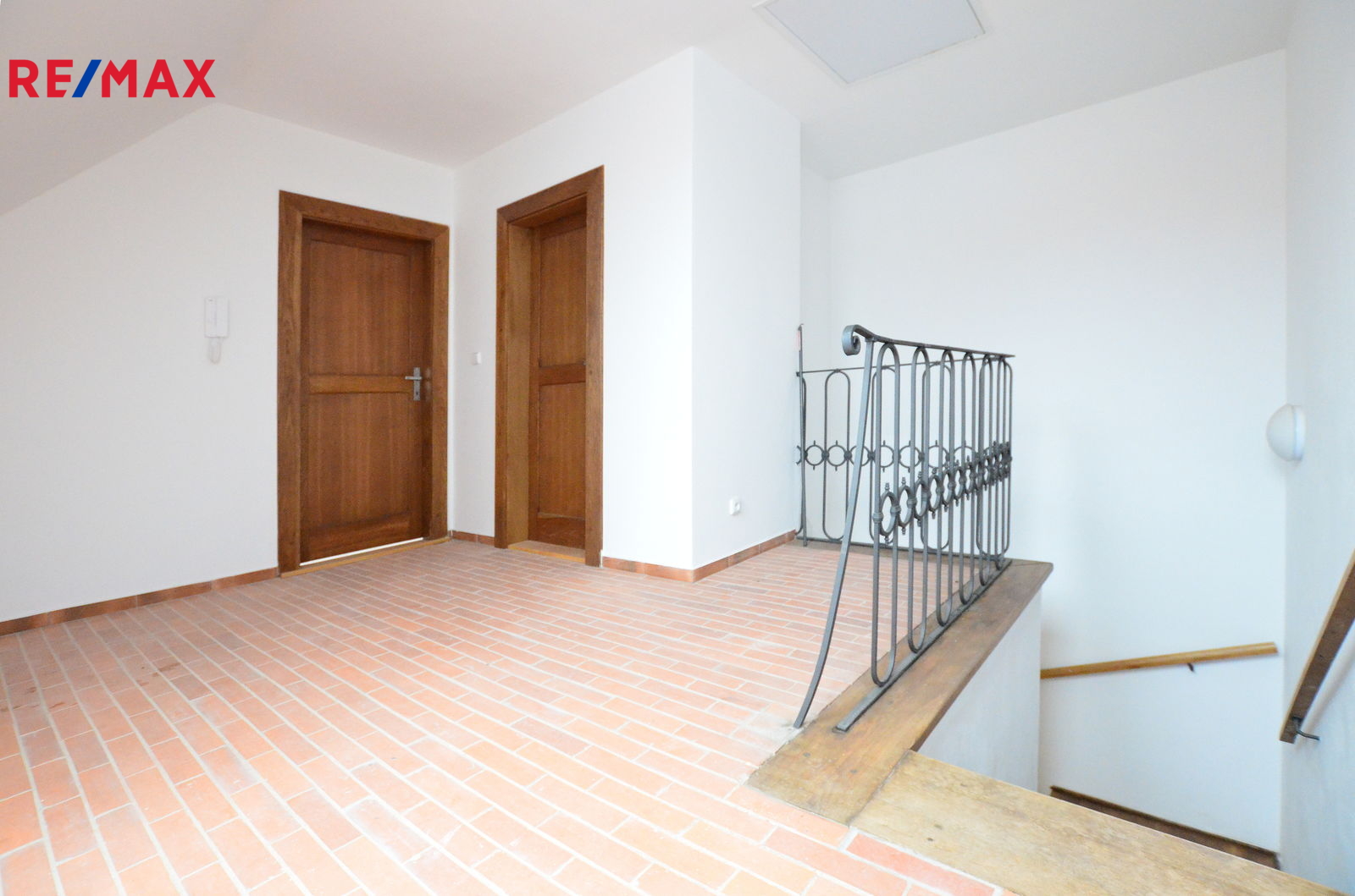 galerie nad schodištěm