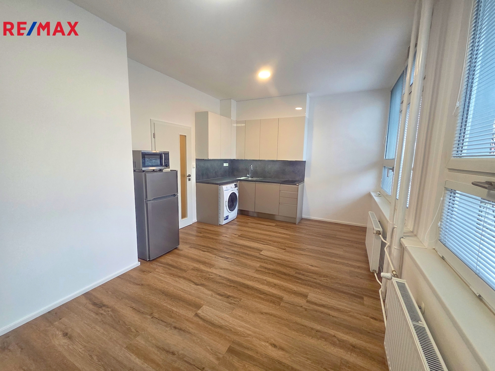 pokoj s kuchyňským koutem