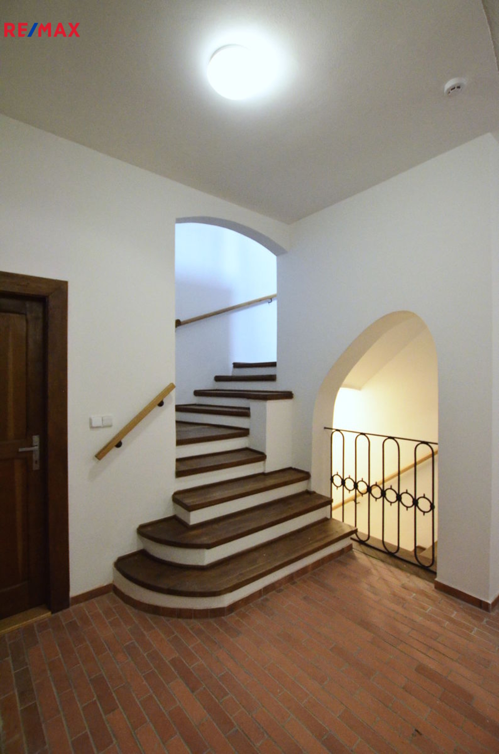 schodiště do 2.patra