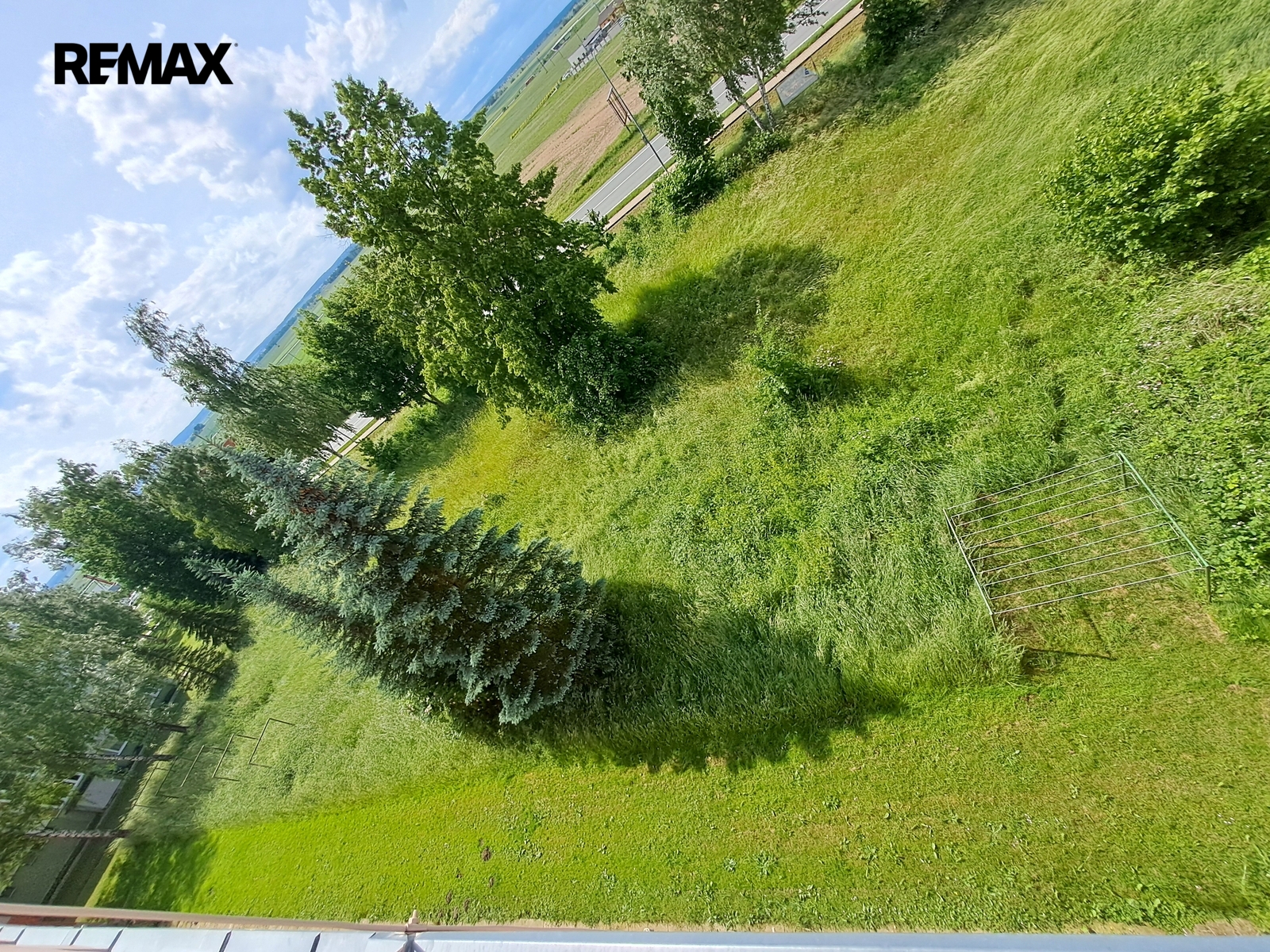 Pohled od panelového domu