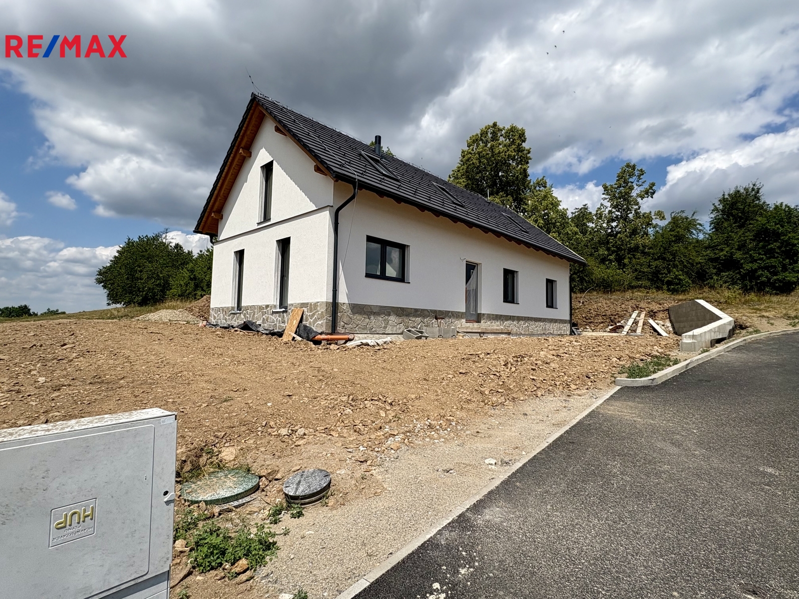 Venkovní pohled na dům z příjezdové komunikace.