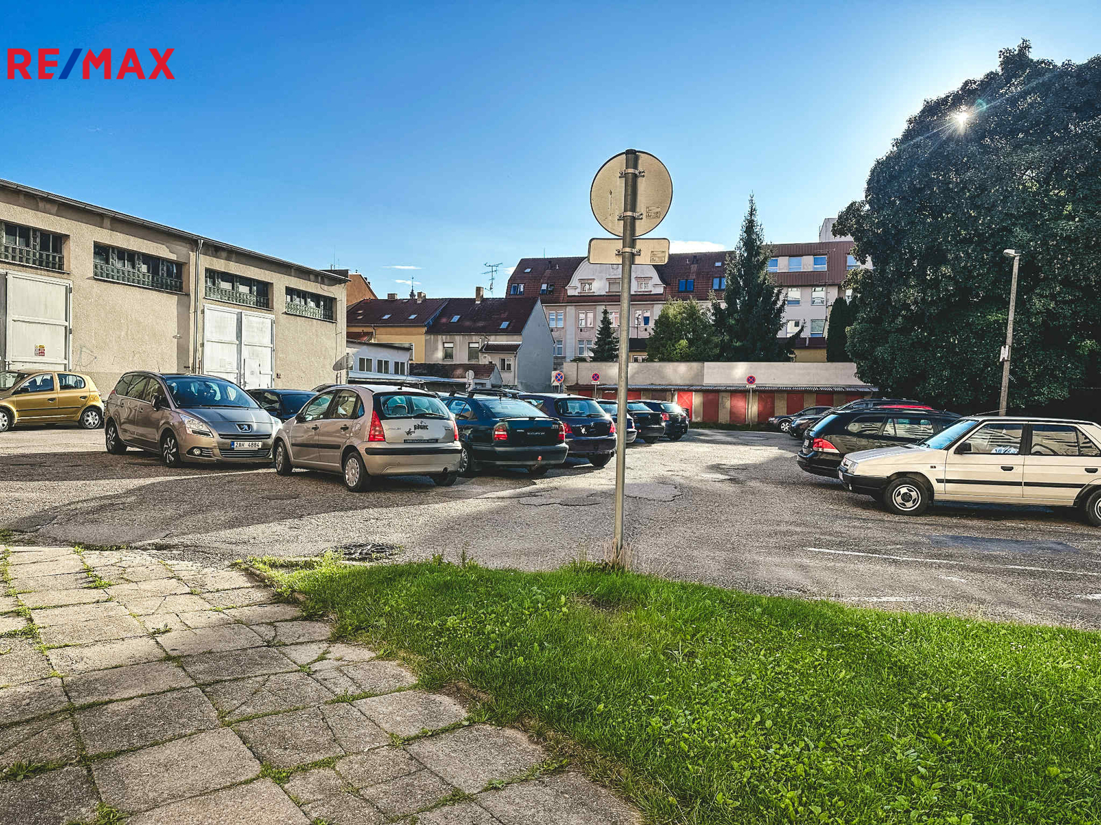 Parkoviště za domem