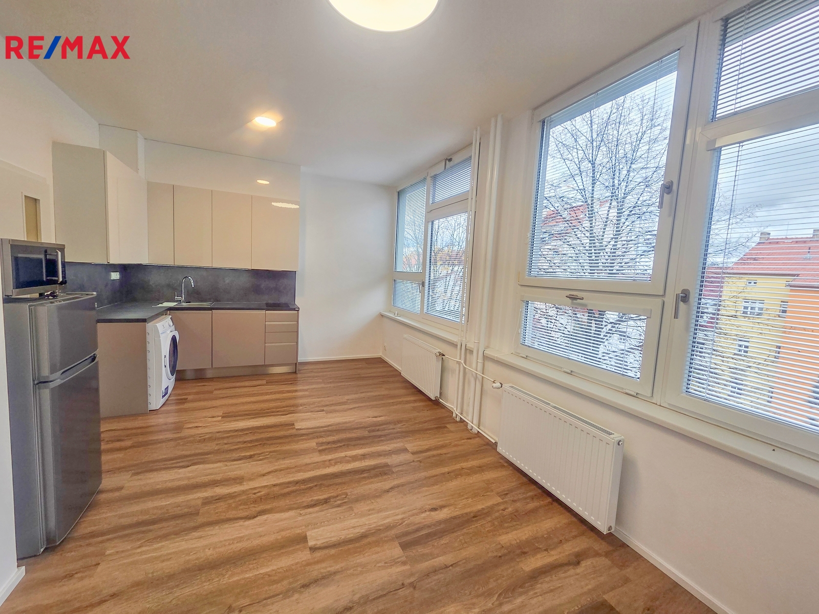 pokoj s kuchyňským koutem