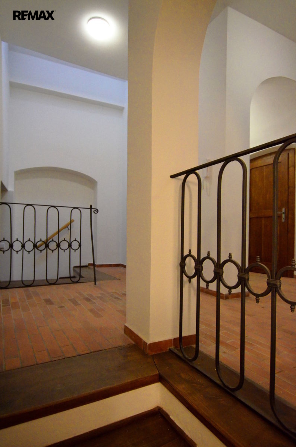 hala se schodištěm