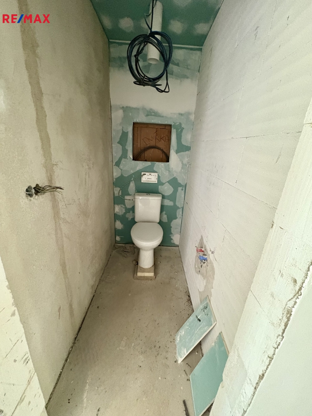 Přízemí samostatné WC.
