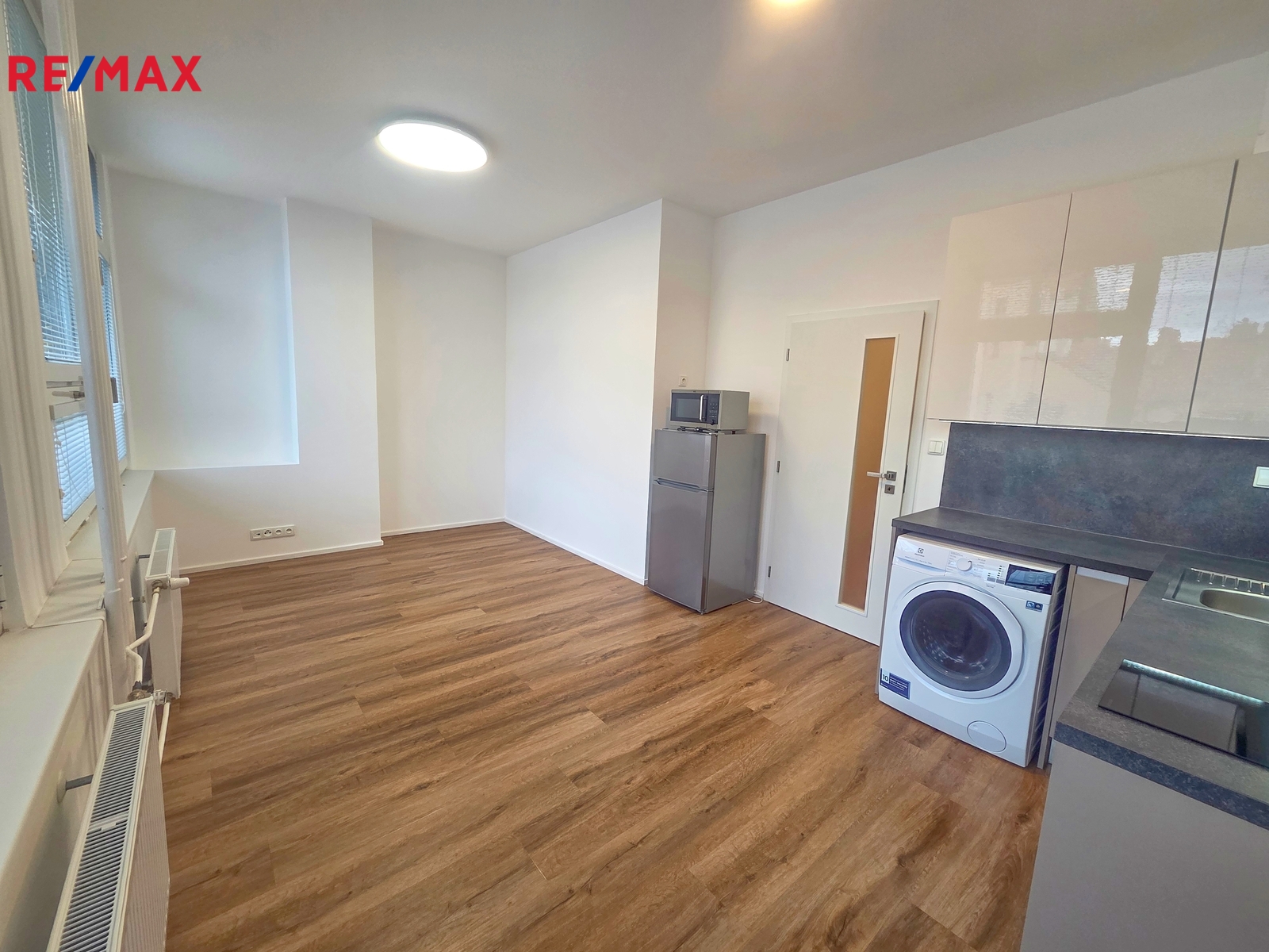 pokoj s kuchyňským koutem