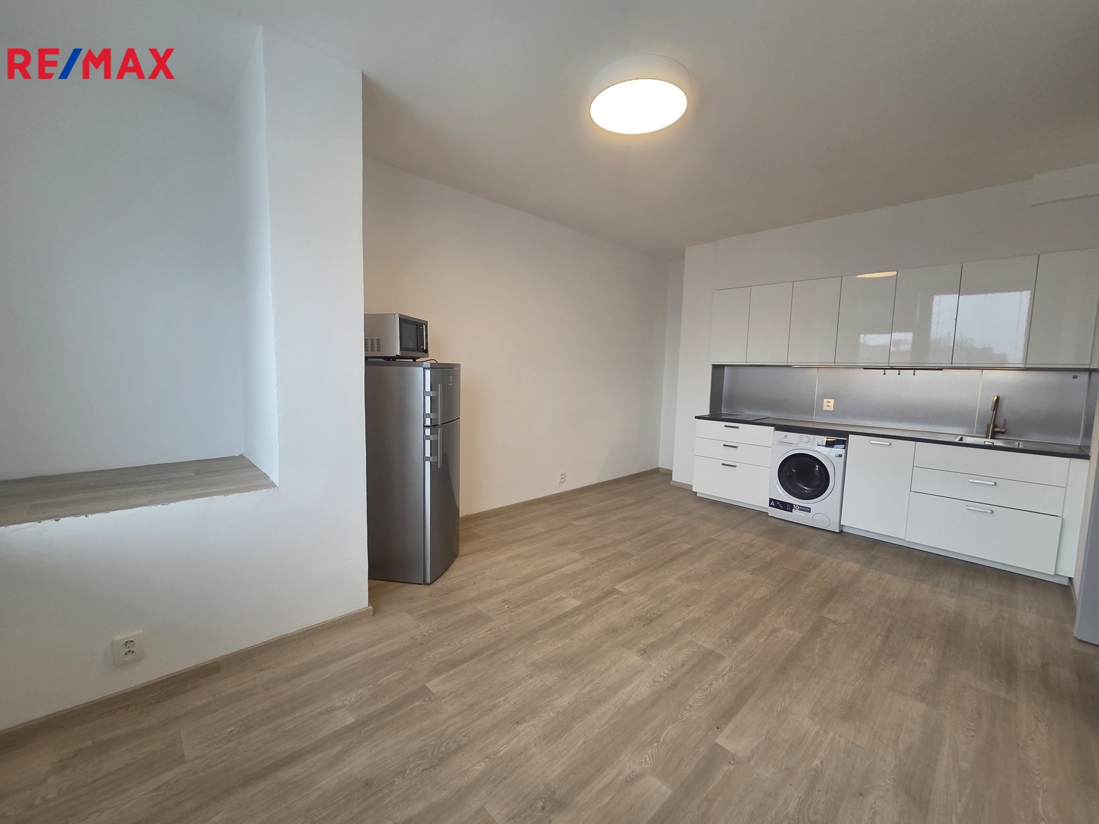 obývací pokoj s kuchyňským koutem