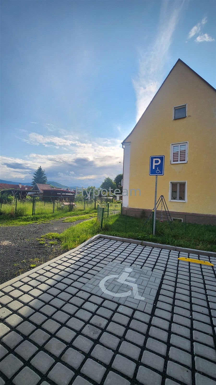 parkovat lze také vedle domu