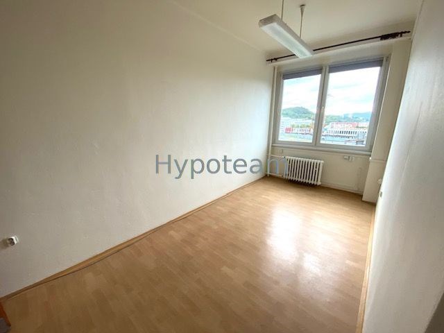 kancelář č. 215