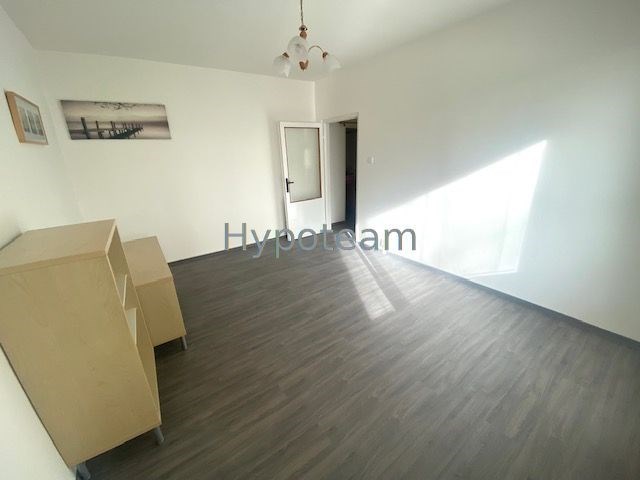 obývací pokoj pohled od okna