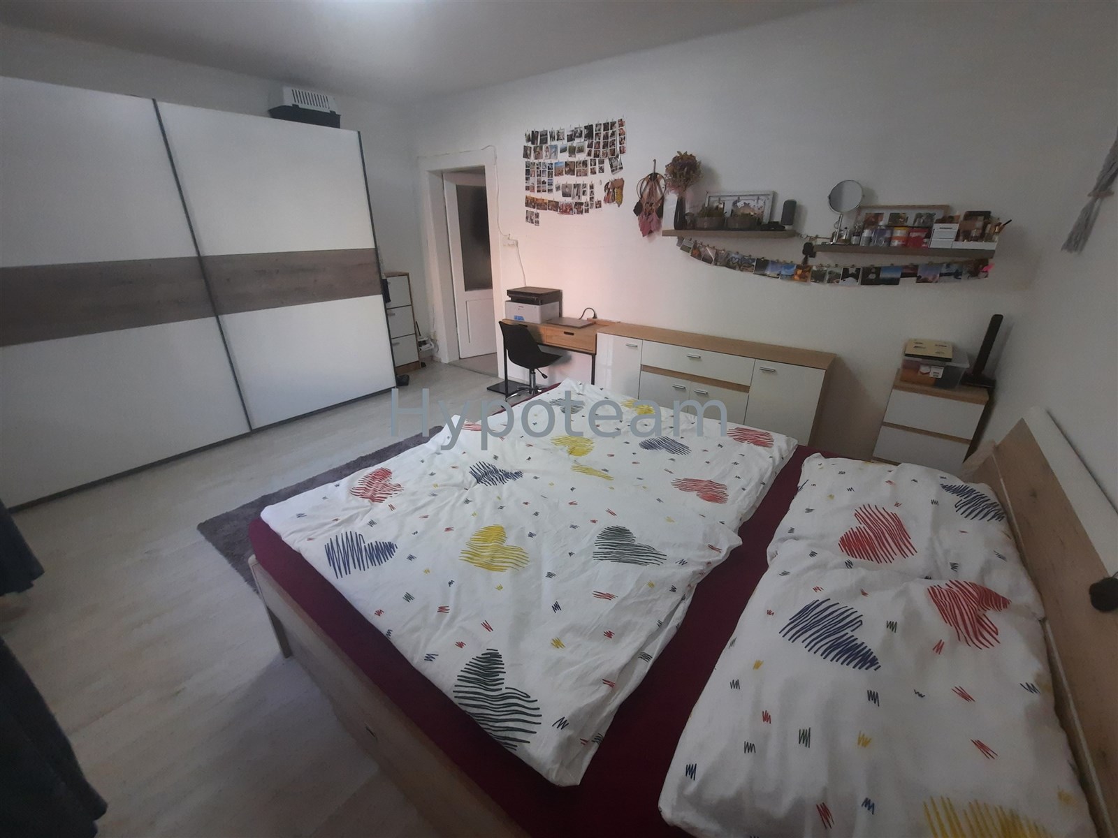 ložnice pohled od okna