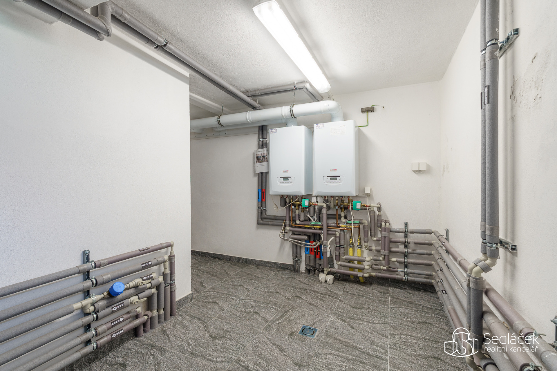 suterén, technická místnost