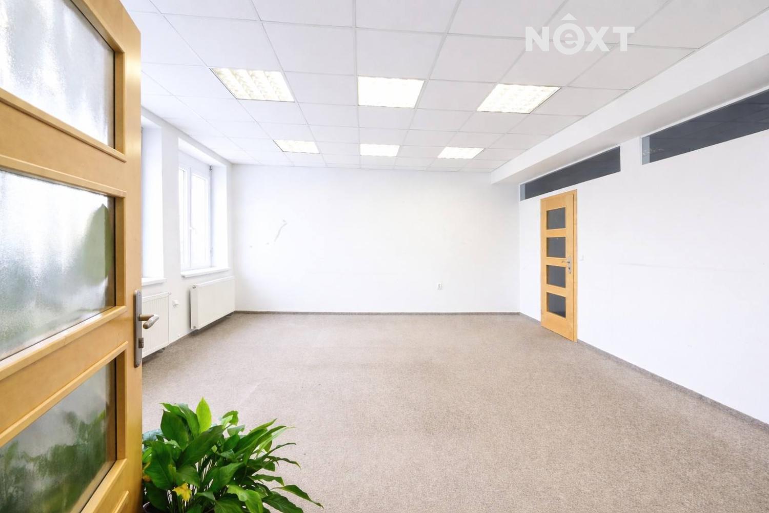 prazdna-kancelar-s-otevrenymi-dvermi.1774289412.jp