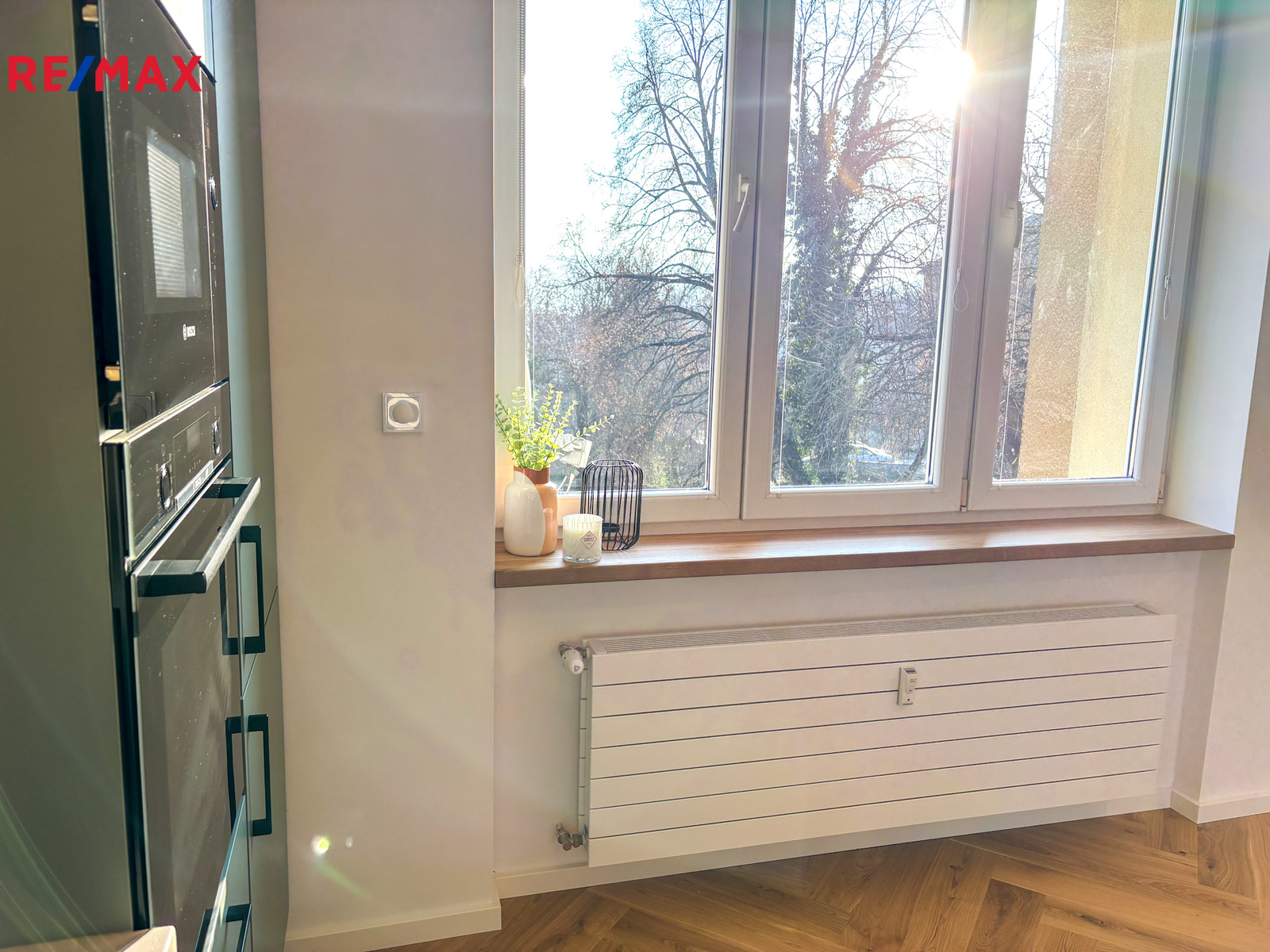 kuchyň a pohled do zeleně