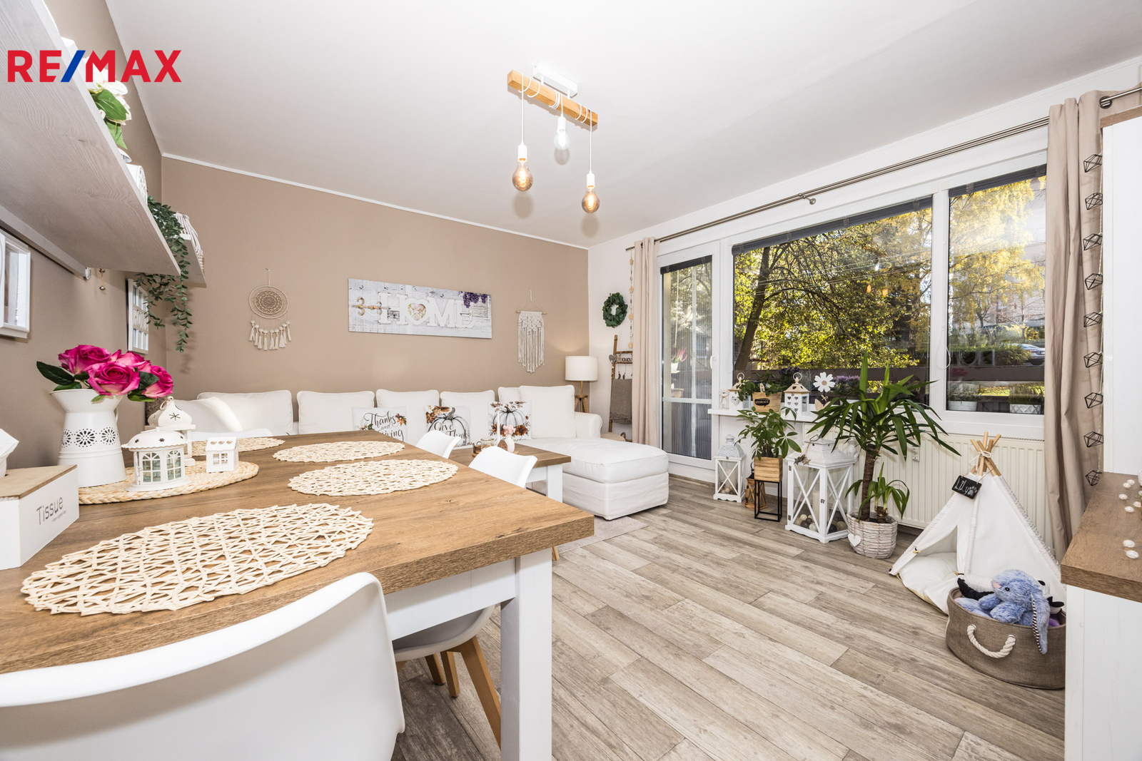 Obývací pokoj s lodžií