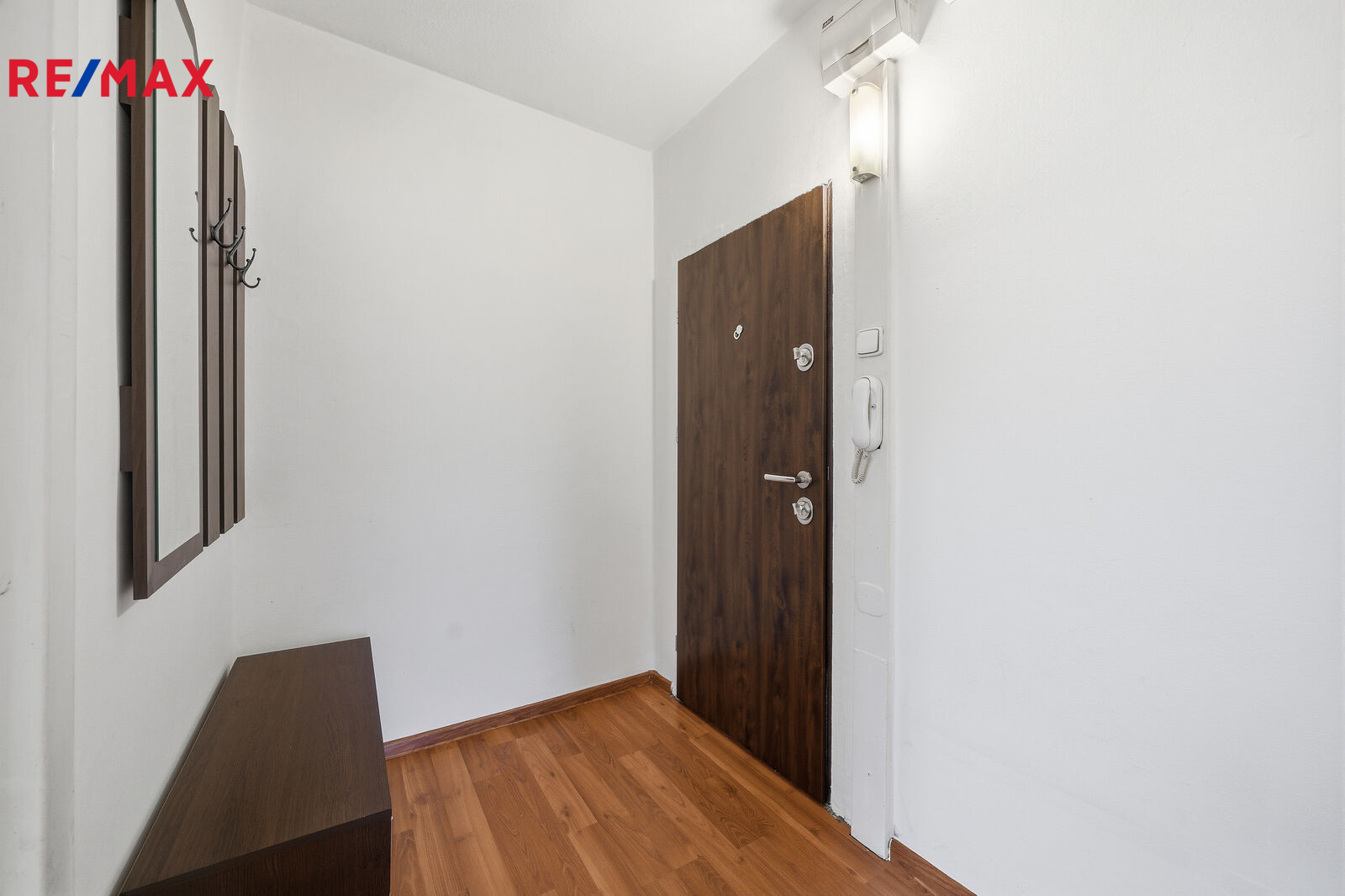 vstup do bytu včetně bezpečnostních zámků