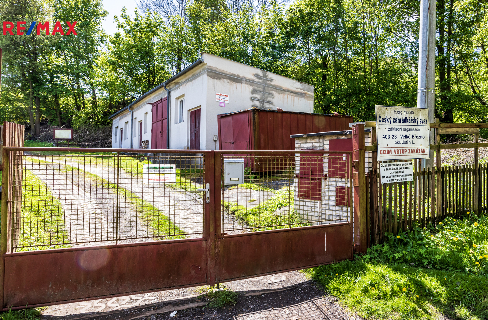 vjezdová brána do zahrádkářské kolonie