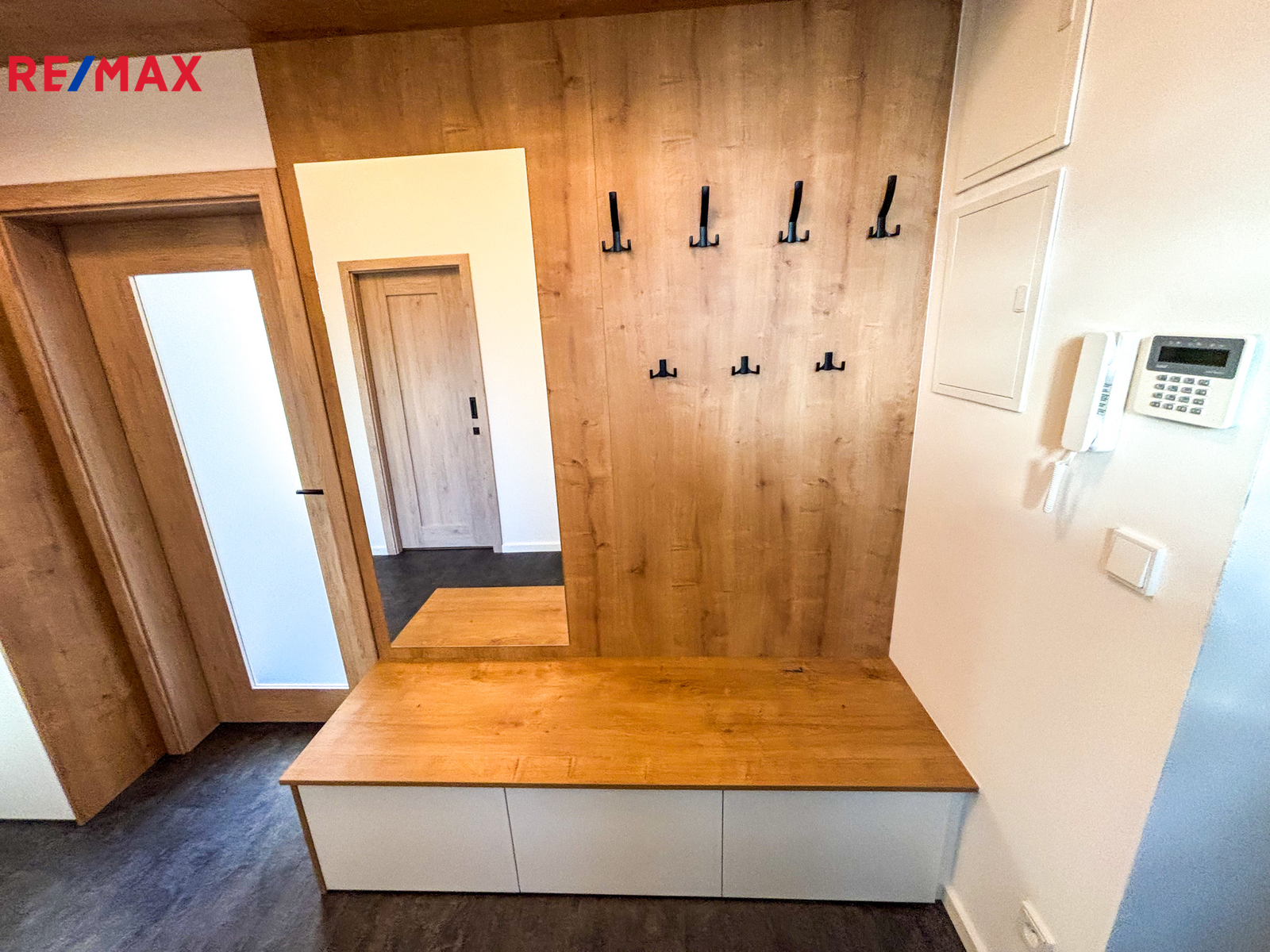 chodba včetně úložného prostoru