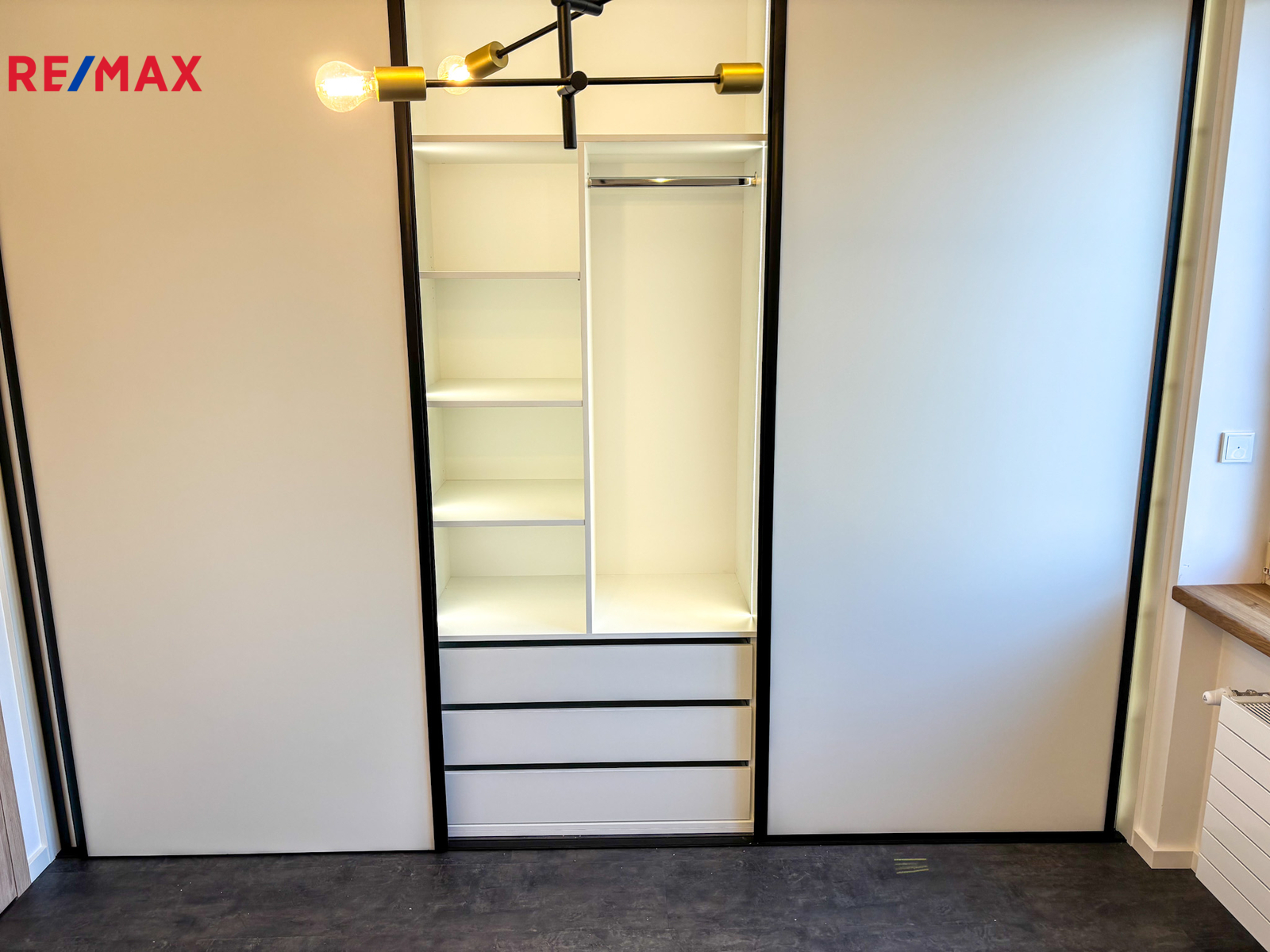 velká šatní skříň v ložnici