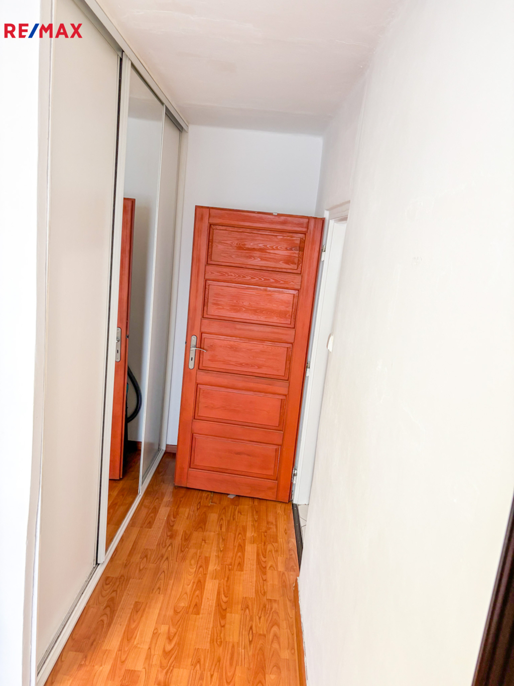 vestavěná skříň v pokoji