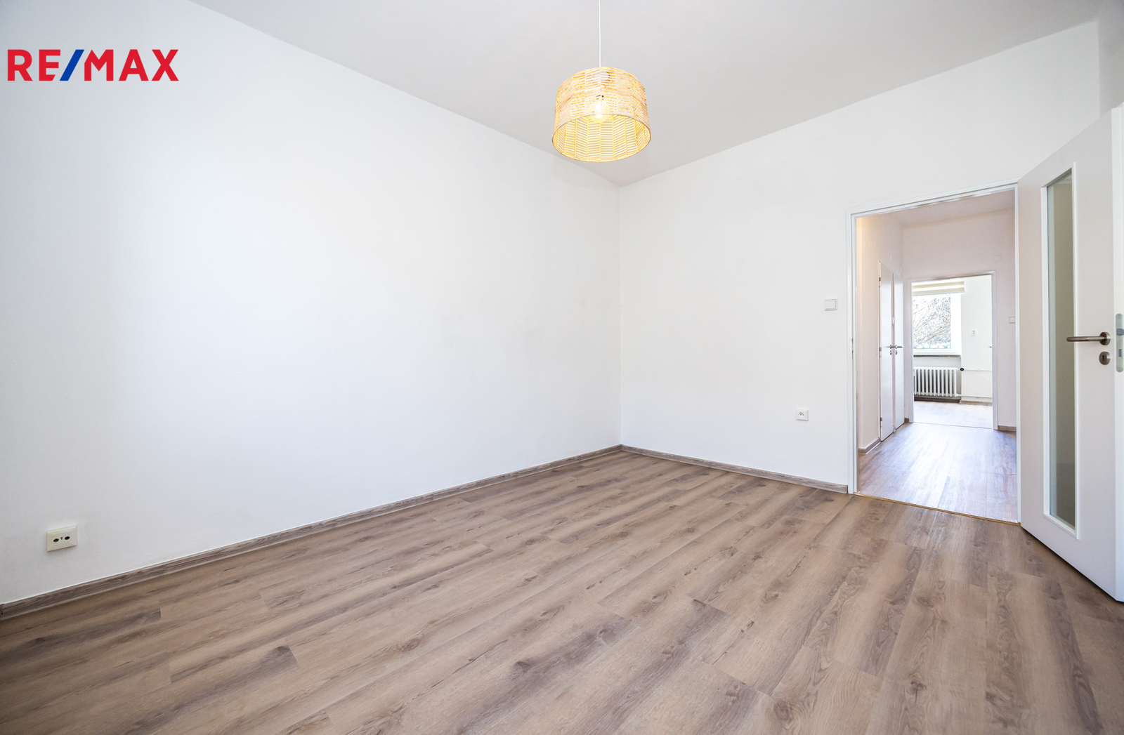 Pokoj s výhledem do kuchyně