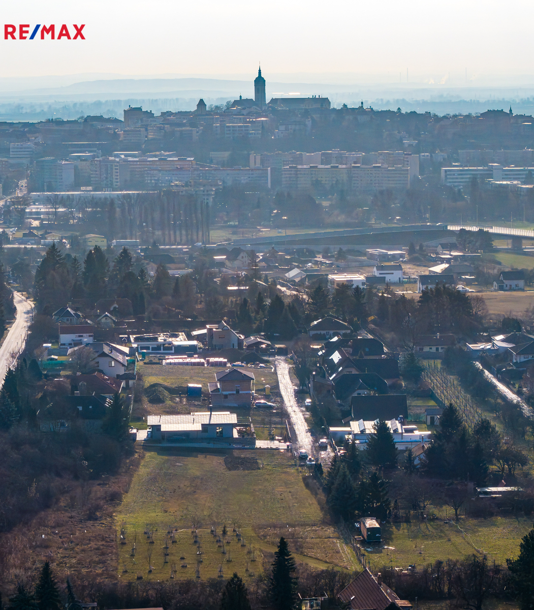 Pozemek a město Mělník