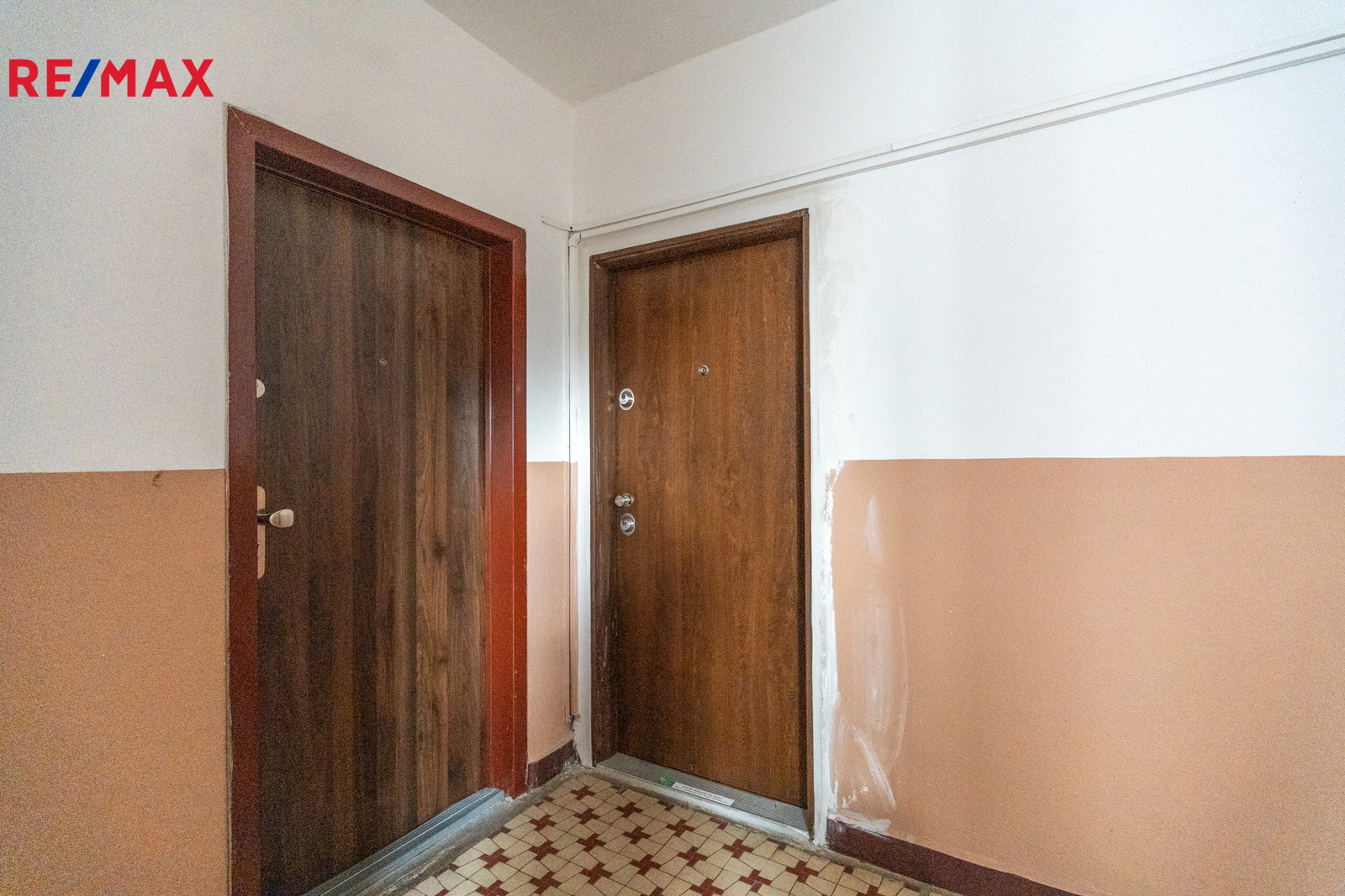 Vchod do bytu (napravo)