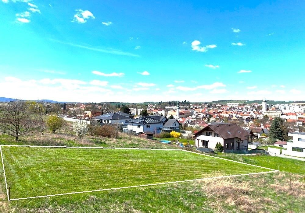 Rovinatý pozemek s výhledem na město, ideální pro 