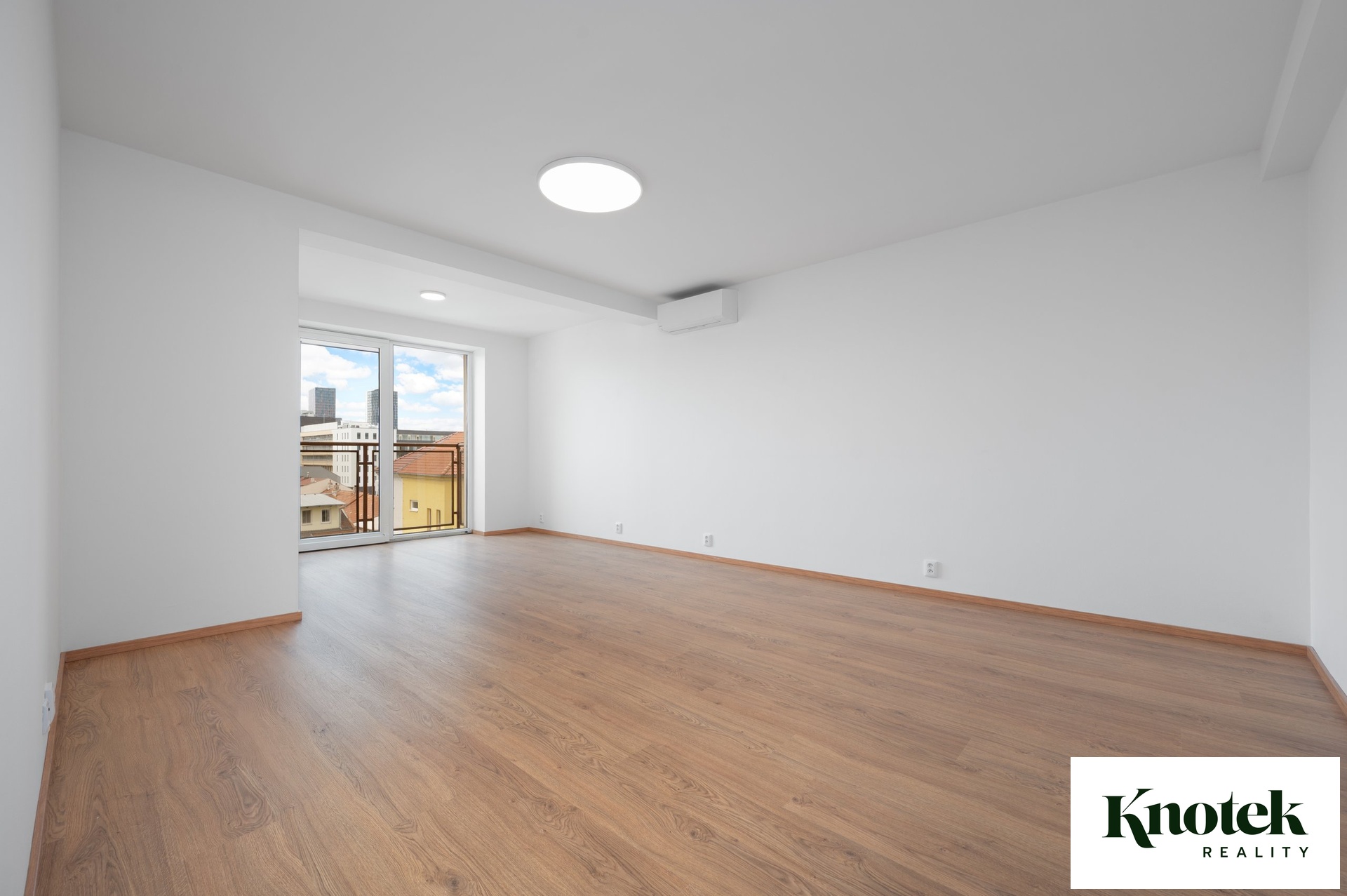 Ložnice s vlastní šatnou a balkonem