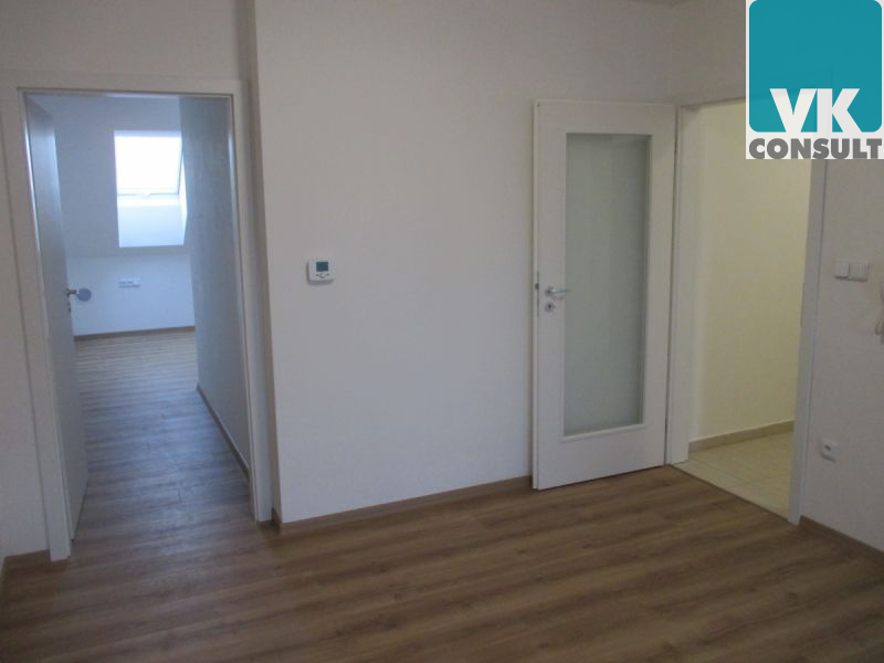 Pronájem - podkrovní byt 2+kk v centru města Litomyšle