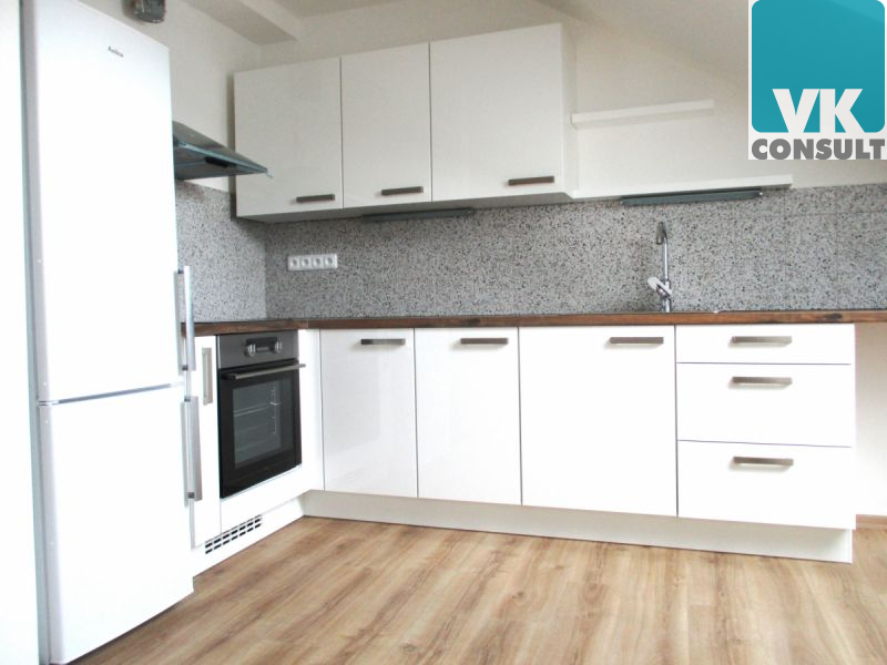 Pronájem - podkrovní byt 2+kk v centru města Litomyšle