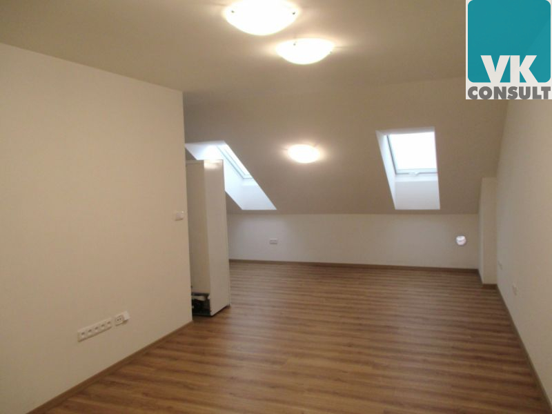 Pronájem - podkrovní byt 2+kk v centru města Litomyšle