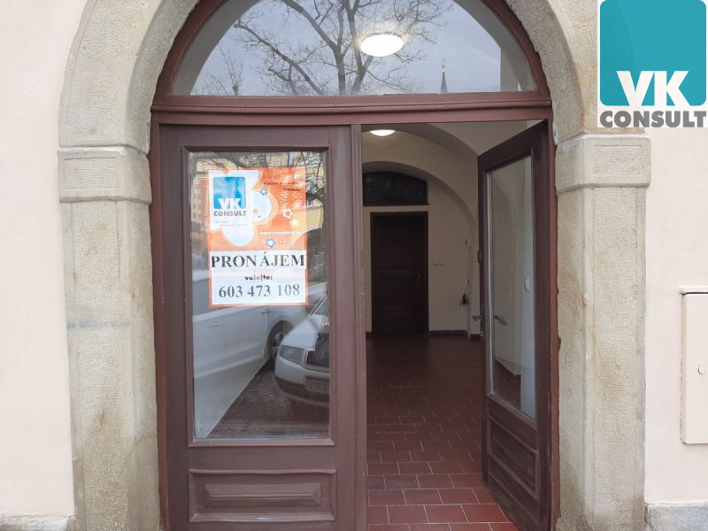 Pronájem - obchodní prostory na náměstí - Litomyšl