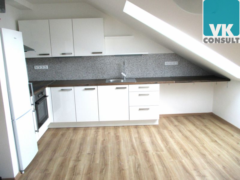 Pronájem - podkrovní byt 2+kk v centru města Litomyšle