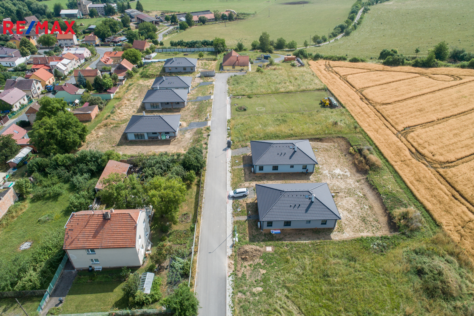 pohled na dům zepředu a z boku