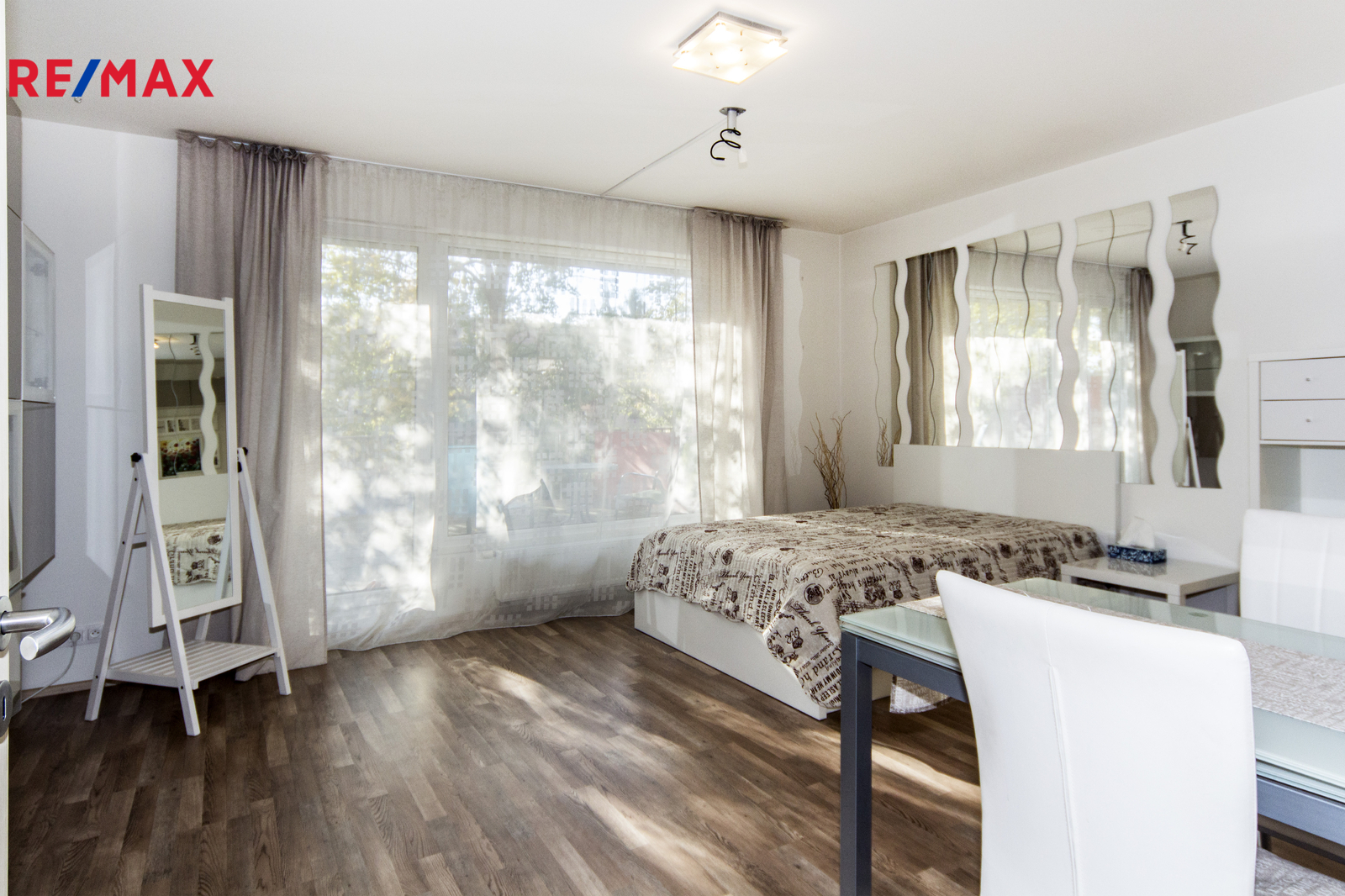 pokoj se vstupem na terasu