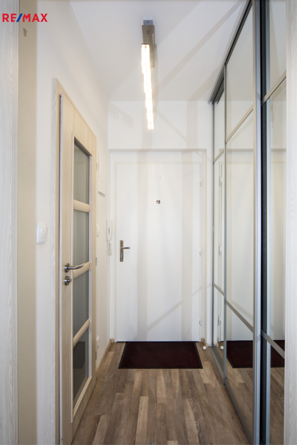 předsíň se skříní