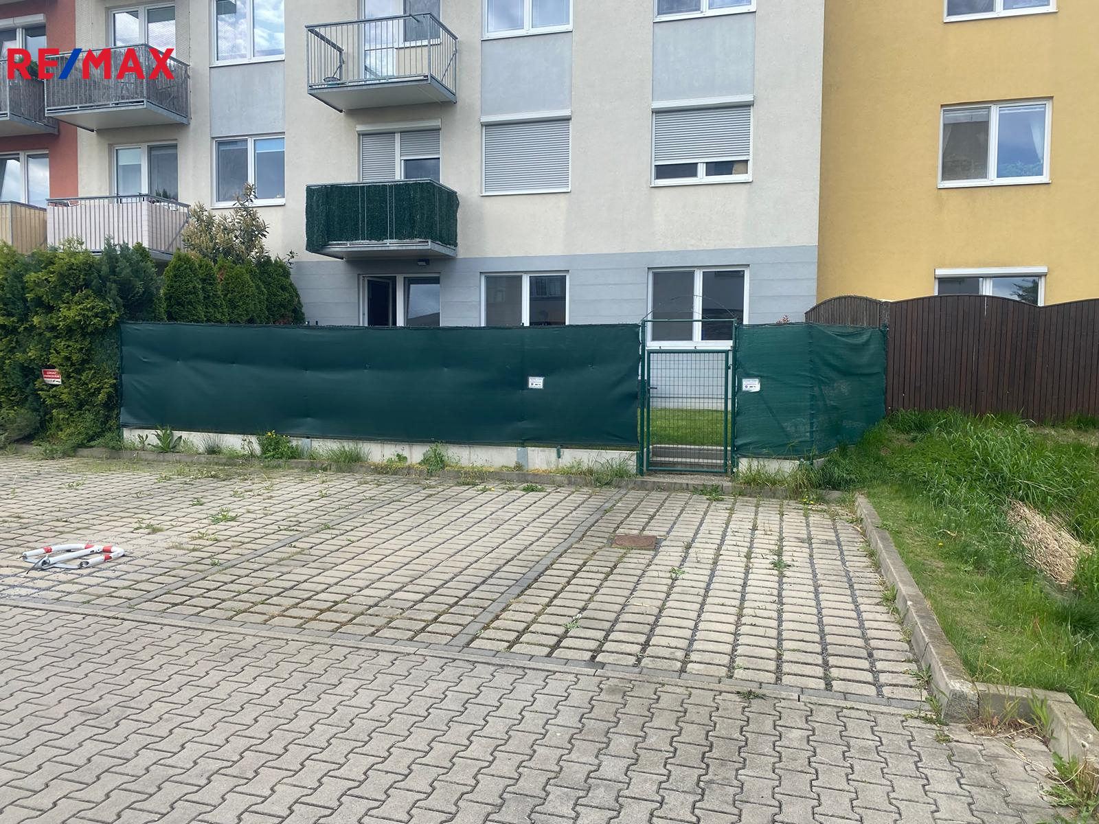 parkovací stání + vstup na zahradu