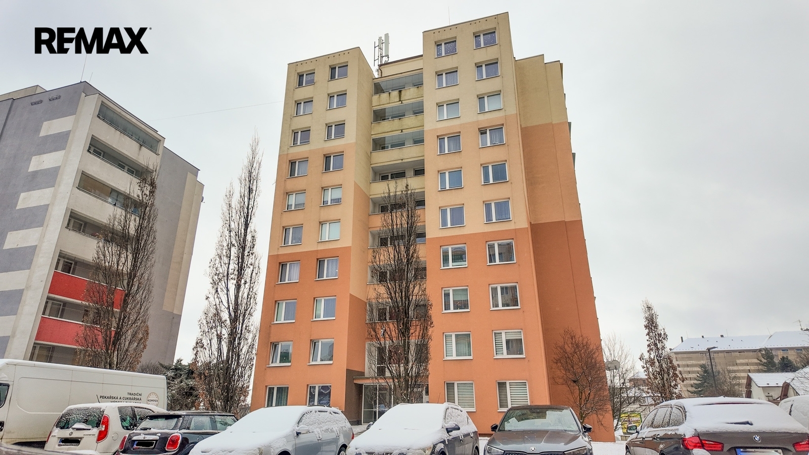 Pohled z parkoviště před domem