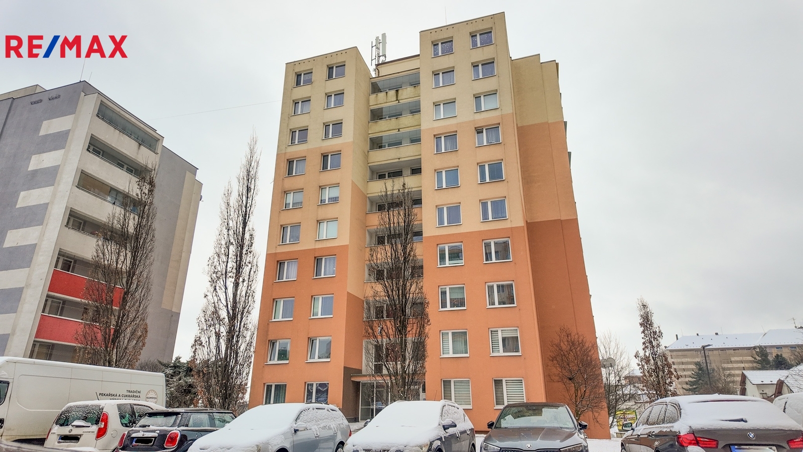 Pohled z parkoviště před domem