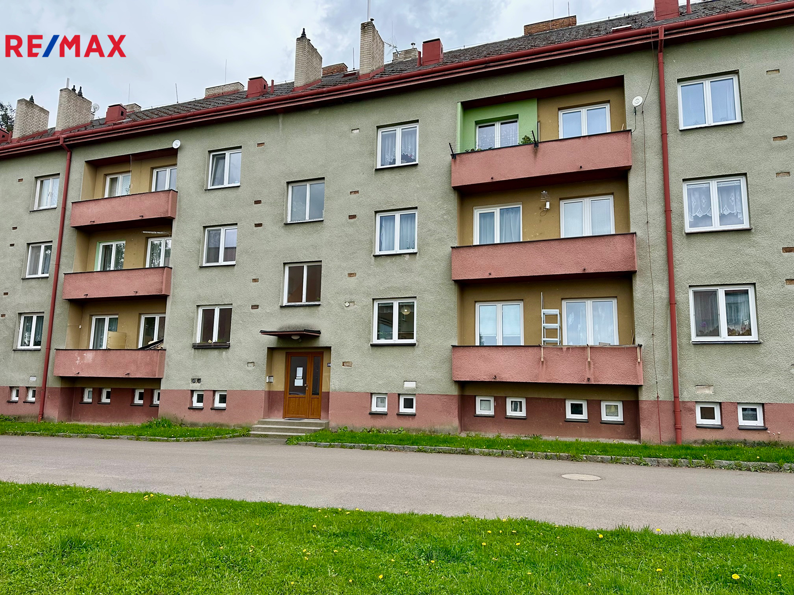 čelní pohled na bytový dům