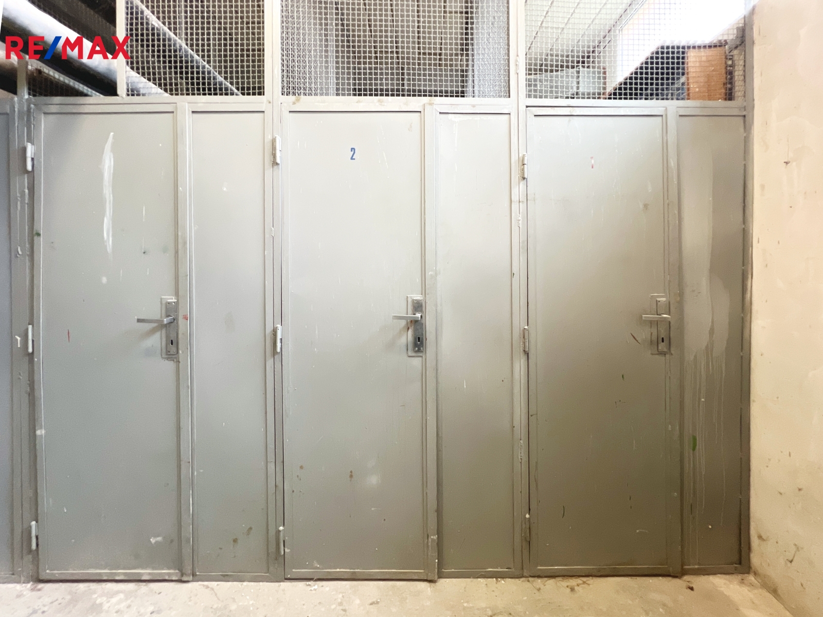 K bytu náleží sklepní koje s vysokým stropem