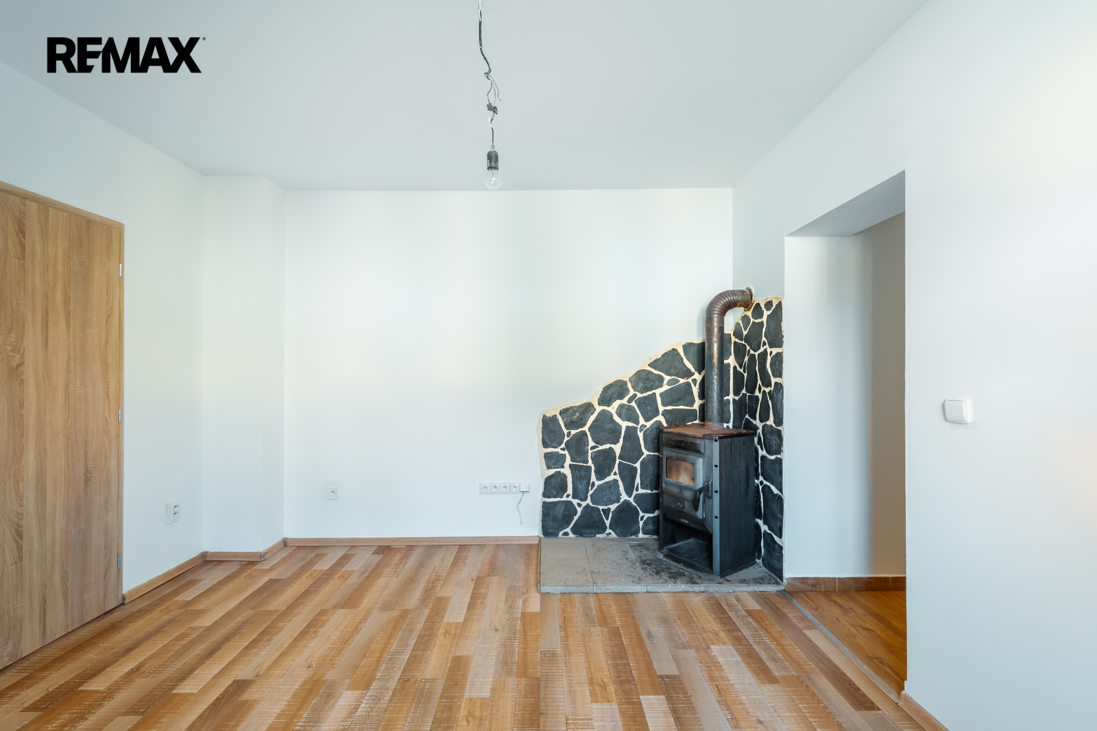 obývací pokoj s krbem