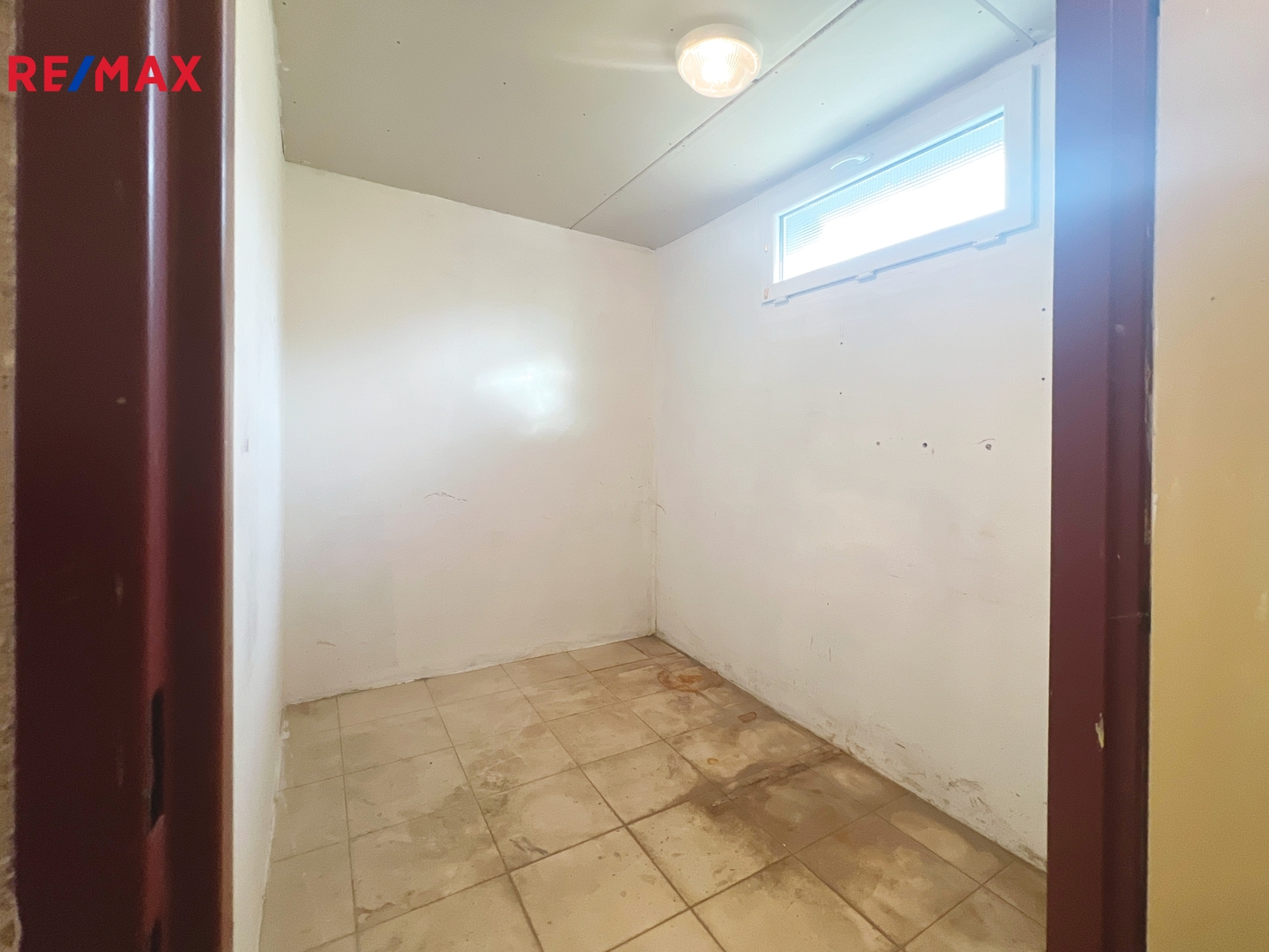 Vyklizený sklep 4 m2 s oknem a vlastním elektroměrem