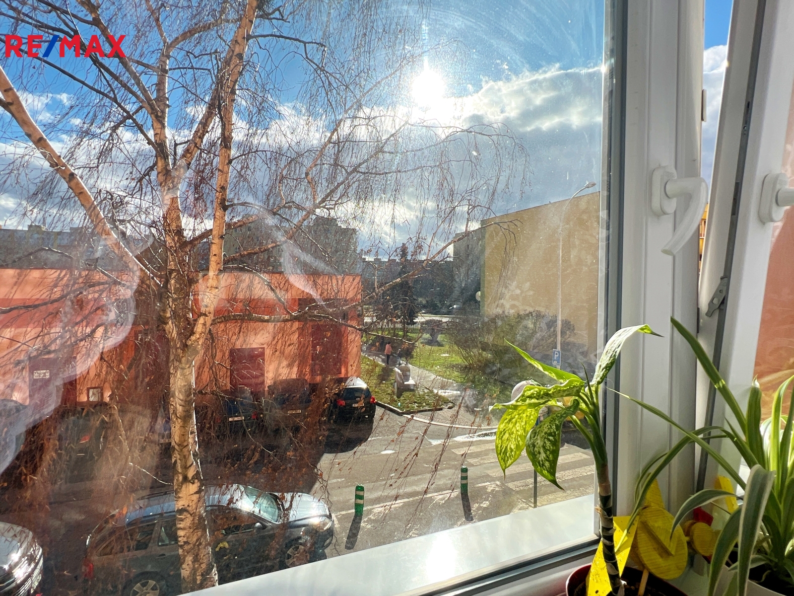 Výhled z vysokého prvního nadzemním podlaží udržovaného domu