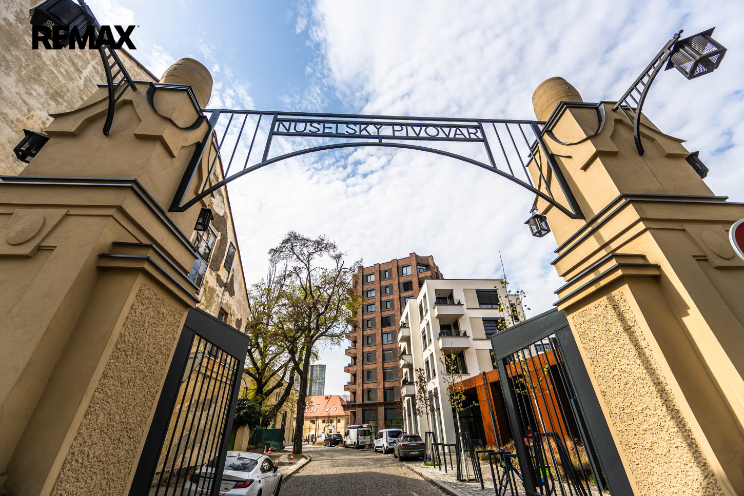 Vstup do areálu z ulice Bělehradská