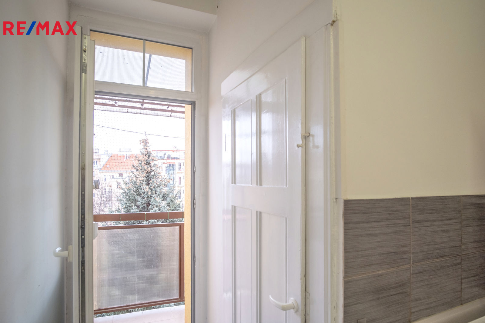 Vchod na balkon z kuchyňského koutu