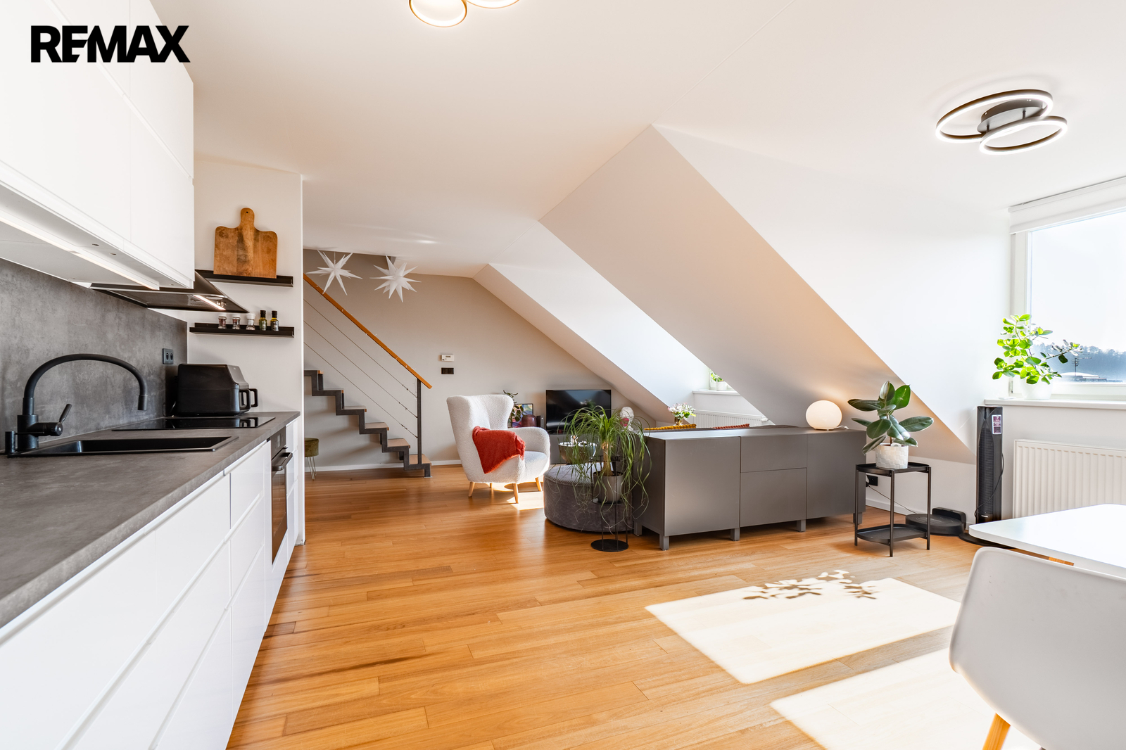 Obývací prostor s kuchyní